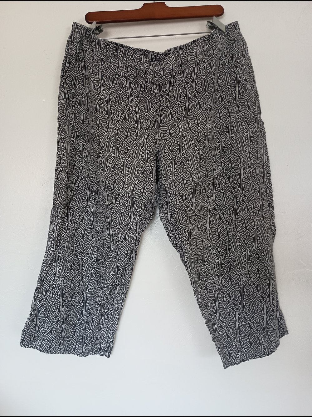 J. Jill 100% Linen Love Linen Black White Patterned Capris Flat Front